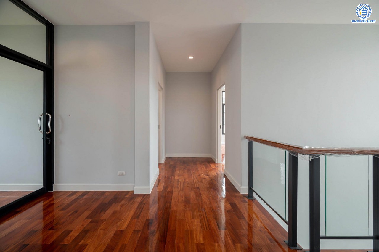 คฤหาสน์สุดหรู ดีไซน์สุด Luxury ติดถนนบรมราชชนนี โครงการ เดอะแกรนด์ ปิ่นเกล้า หลังมุม บนเนื้อที่ถึง 111.6 ตร.ว. ฟังก์ชัน 4 ห้องนอน 5 ห้องน้ำ 1 ห้องแม่บ้าน จอดรถได้ 2 คัน พร้อมบรรยากาศ Private บนทำเลเชื่อมต่อหลายเส้นทาง อาทิถนนบรมราชชนนี, ถนนพุทธมณฑลสาย3 ใกล้เซ็นทรัล ปิ่นเกล้า, ม.มหิดล และทางคู่ขนานลอยฟ้าบรมราชชนนี...